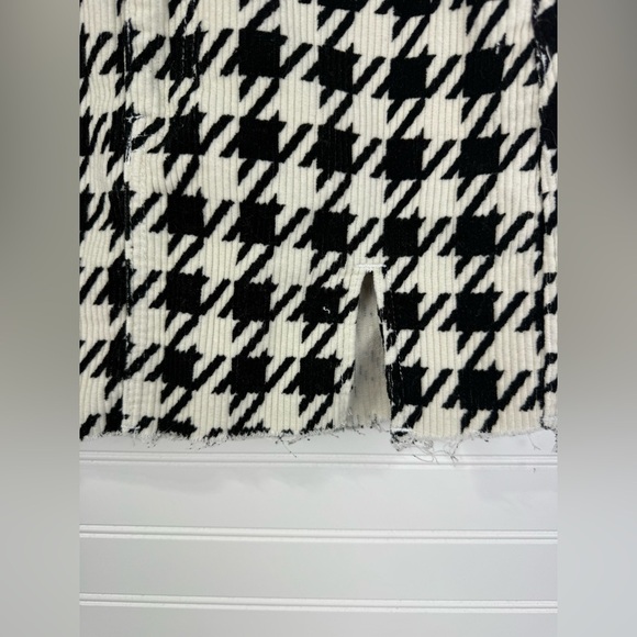 Playboy by PacSun cream & black corduroy houndstooth print mini skirt. Size 24 - Picture 6 of 7